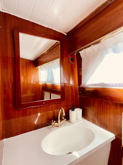 Vintage Classic 70S Boat! Hotel Sant Adria de Besos Exterior photo