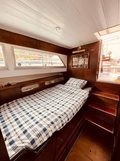 Vintage Classic 70S Boat! Hotel Sant Adria de Besos Exterior photo